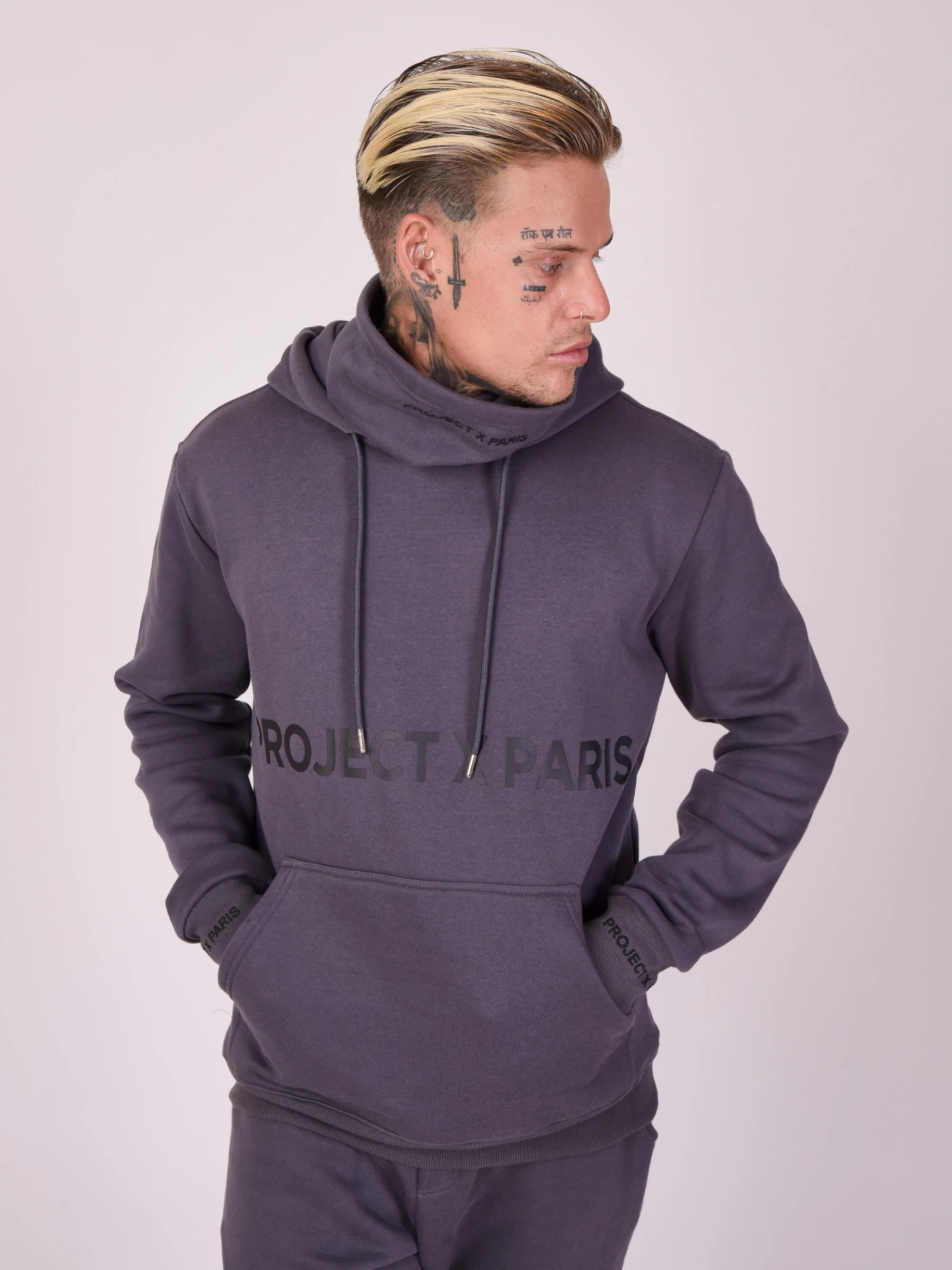 Sweat Col Roulé à Capuche – Image 6