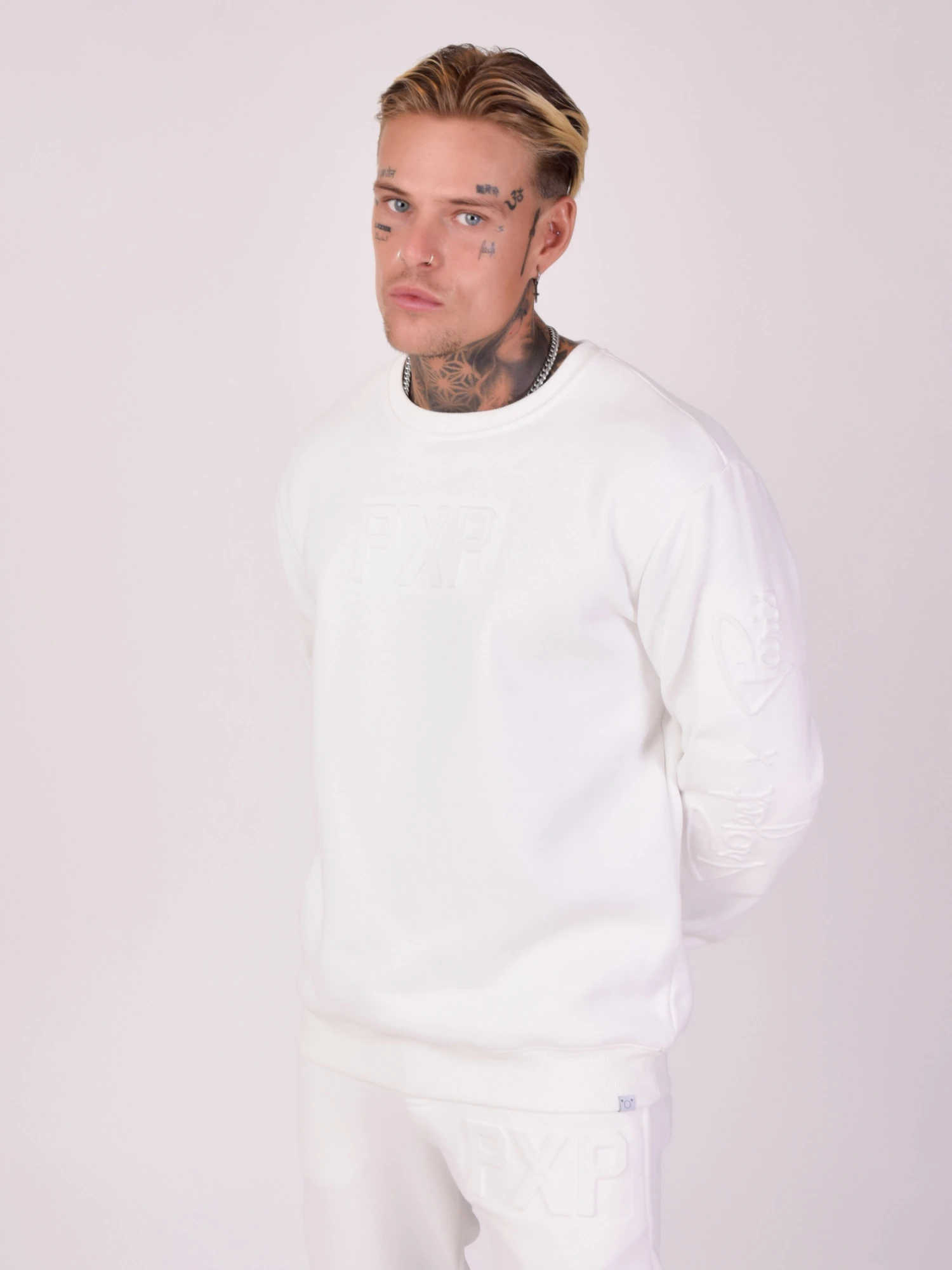 Sweat Col Rond Logo Embossage Relief – Image 2