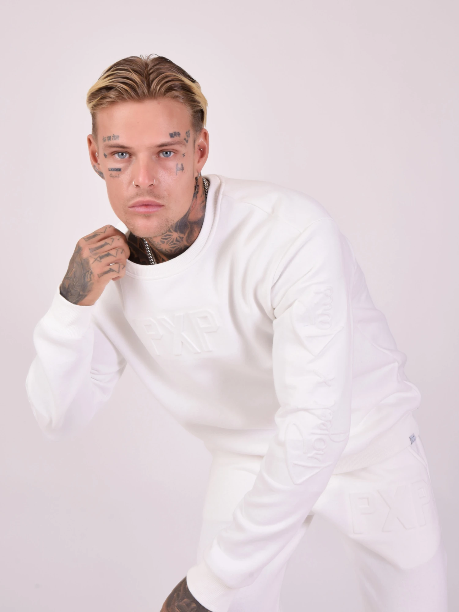 Sweat Col Rond Logo Embossage Relief – Image 3