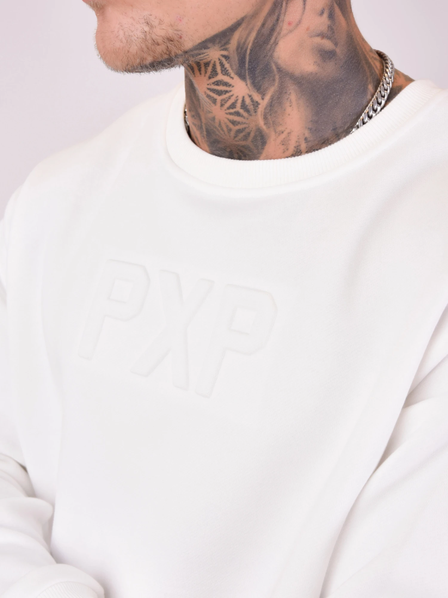 Sweat Col Rond Logo Embossage Relief – Image 7