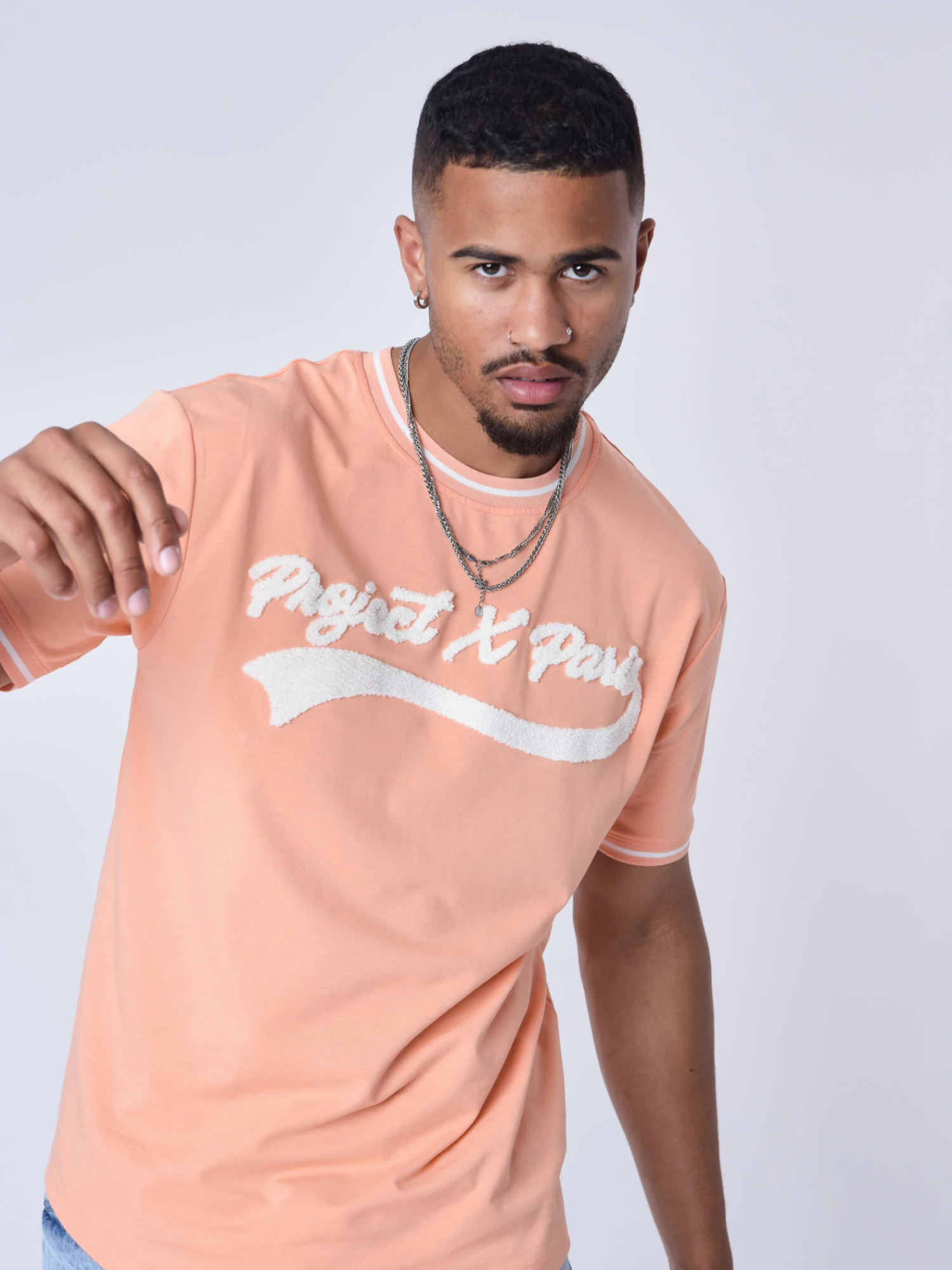 T-Shirt Style Universitaire Avec Logo – Image 3