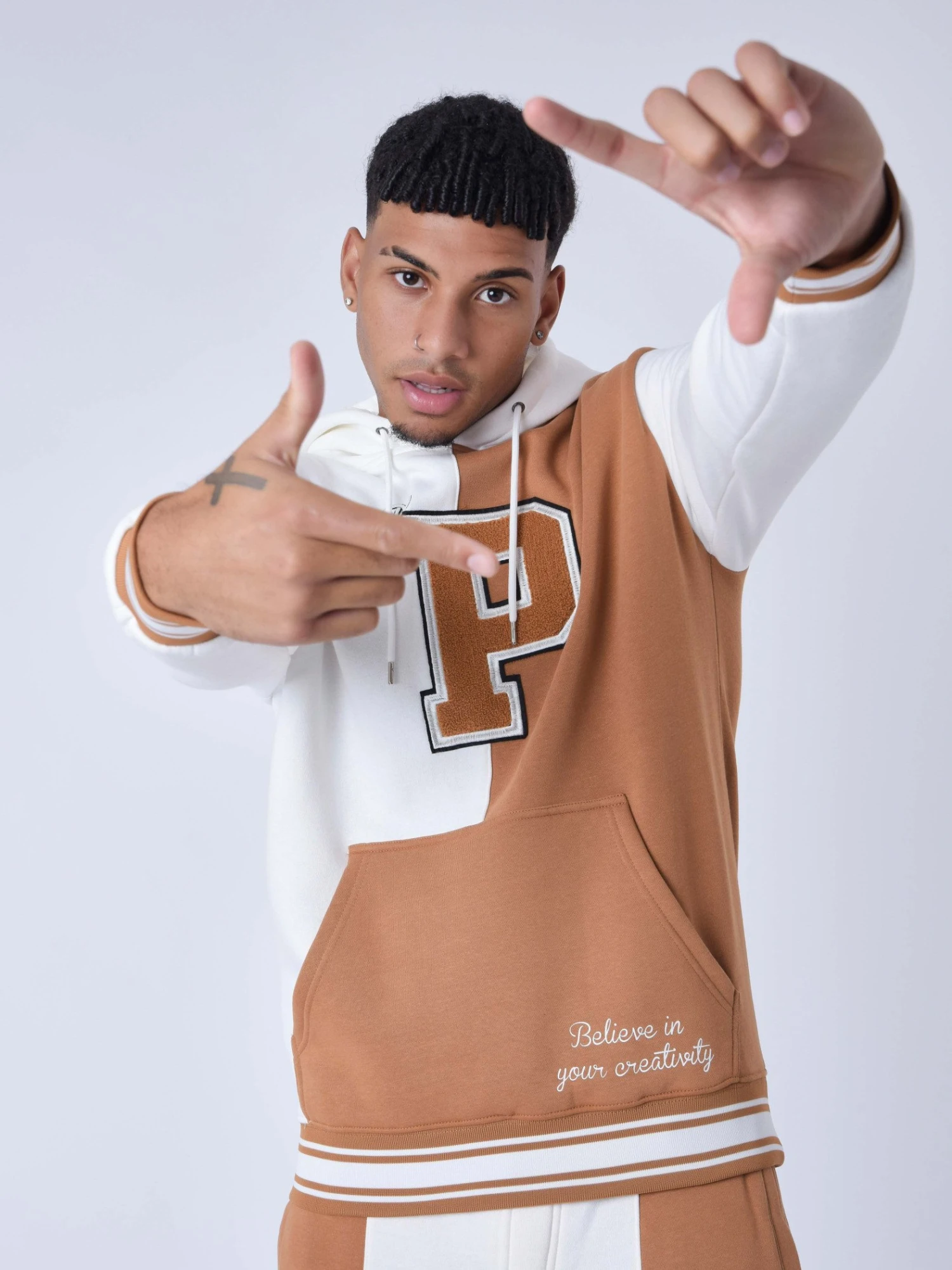 Sweat à Capuche Style Universitaire Avec Logo – Image 3