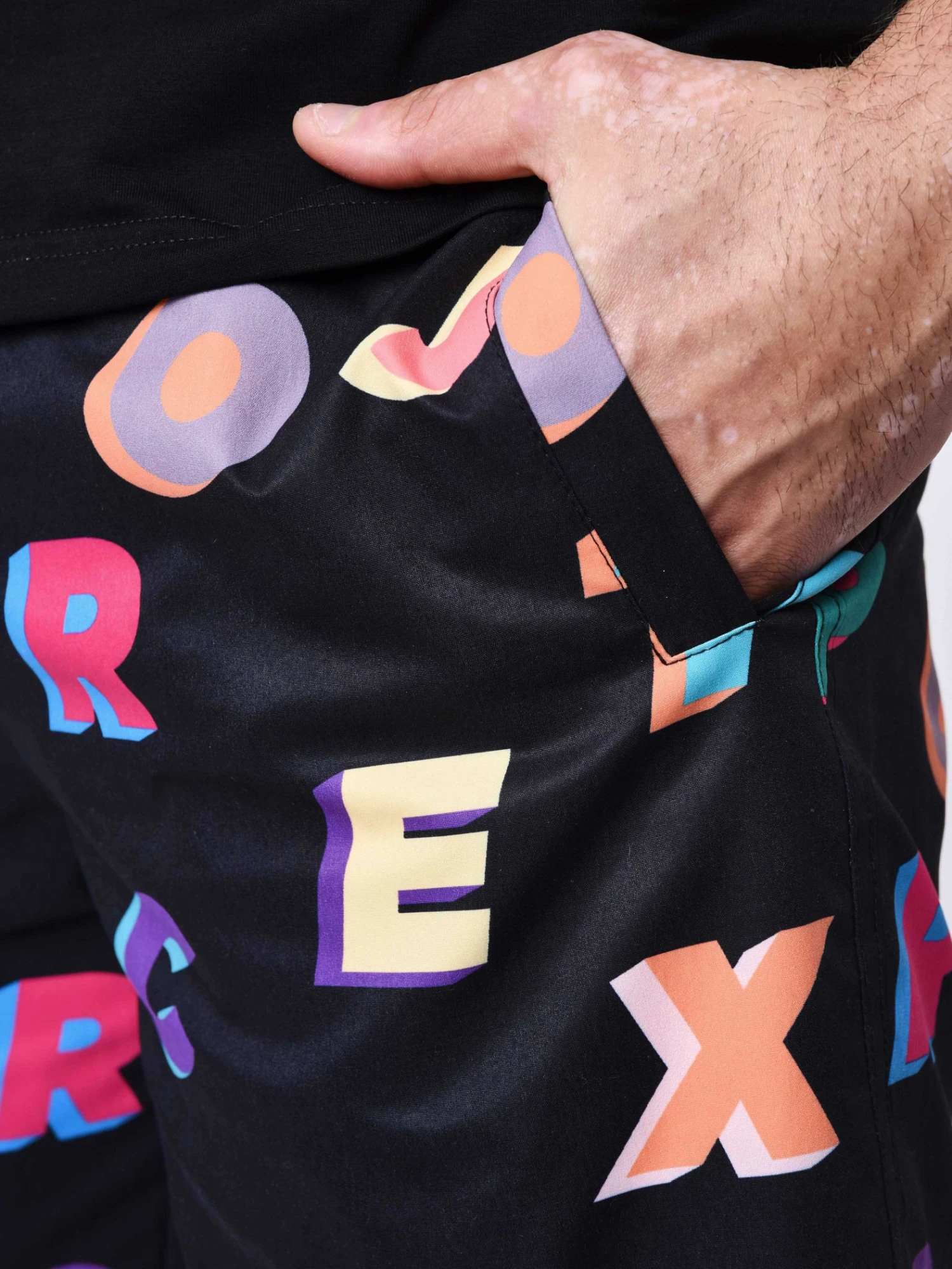 Short De Bain Imprimé Logo Multicolores – Image 3