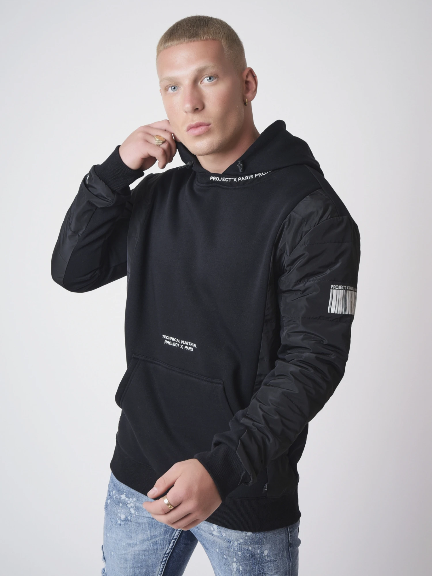 Sweat à Capuche à Manches Matelassées – Image 4