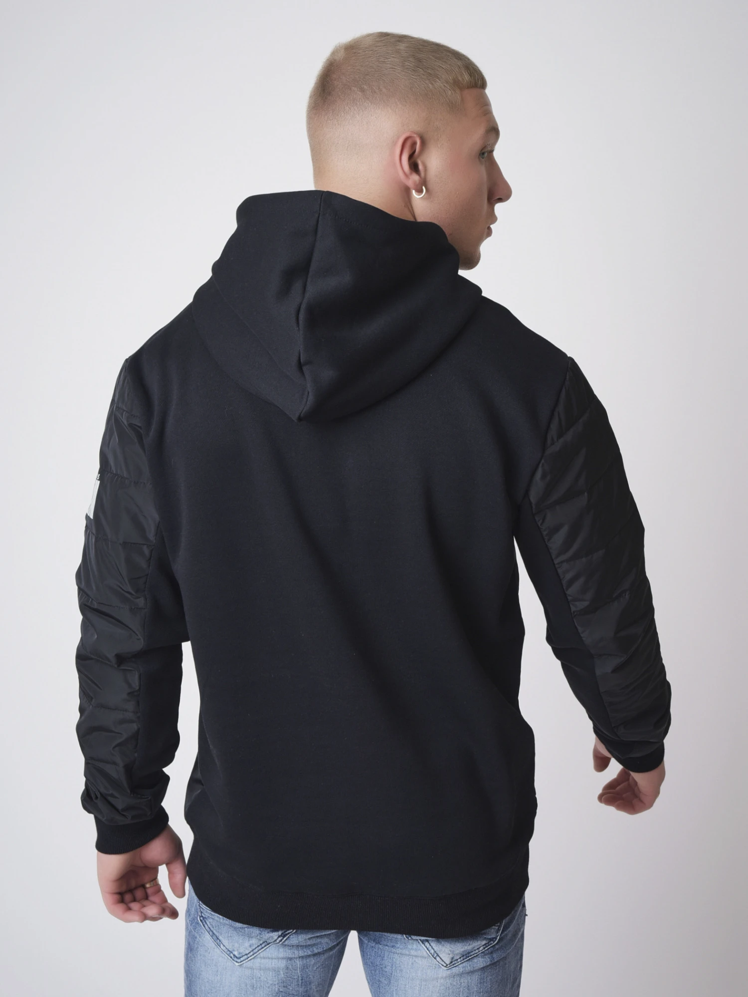 Sweat à Capuche à Manches Matelassées – Image 5