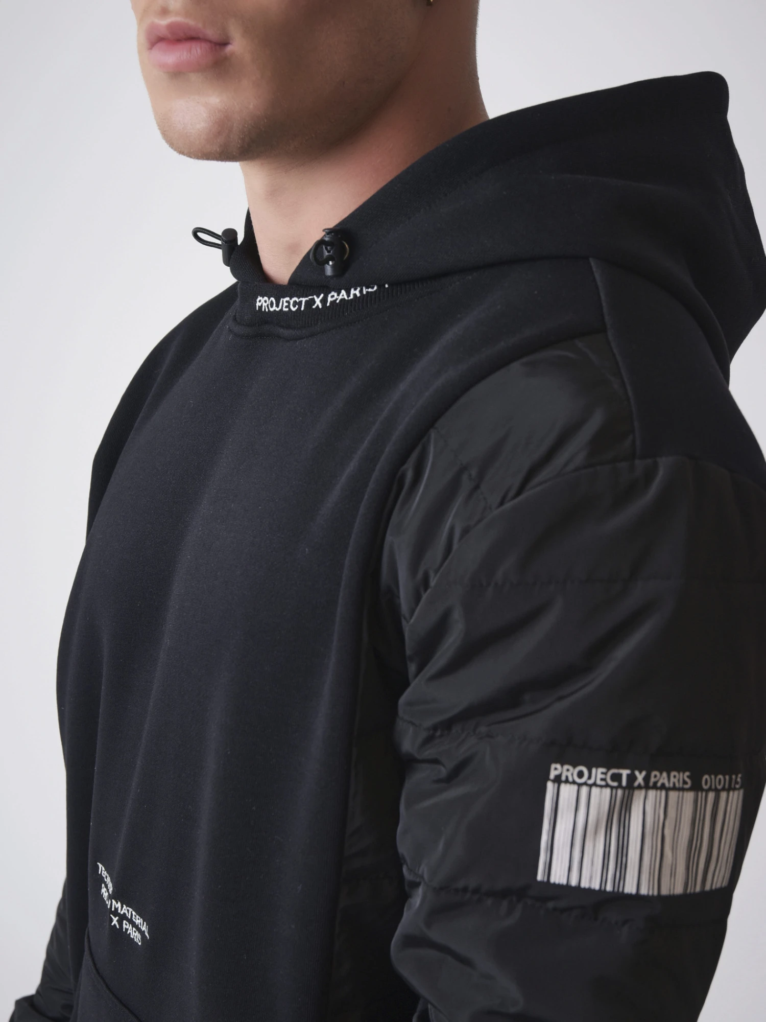 Sweat à Capuche à Manches Matelassées – Image 7