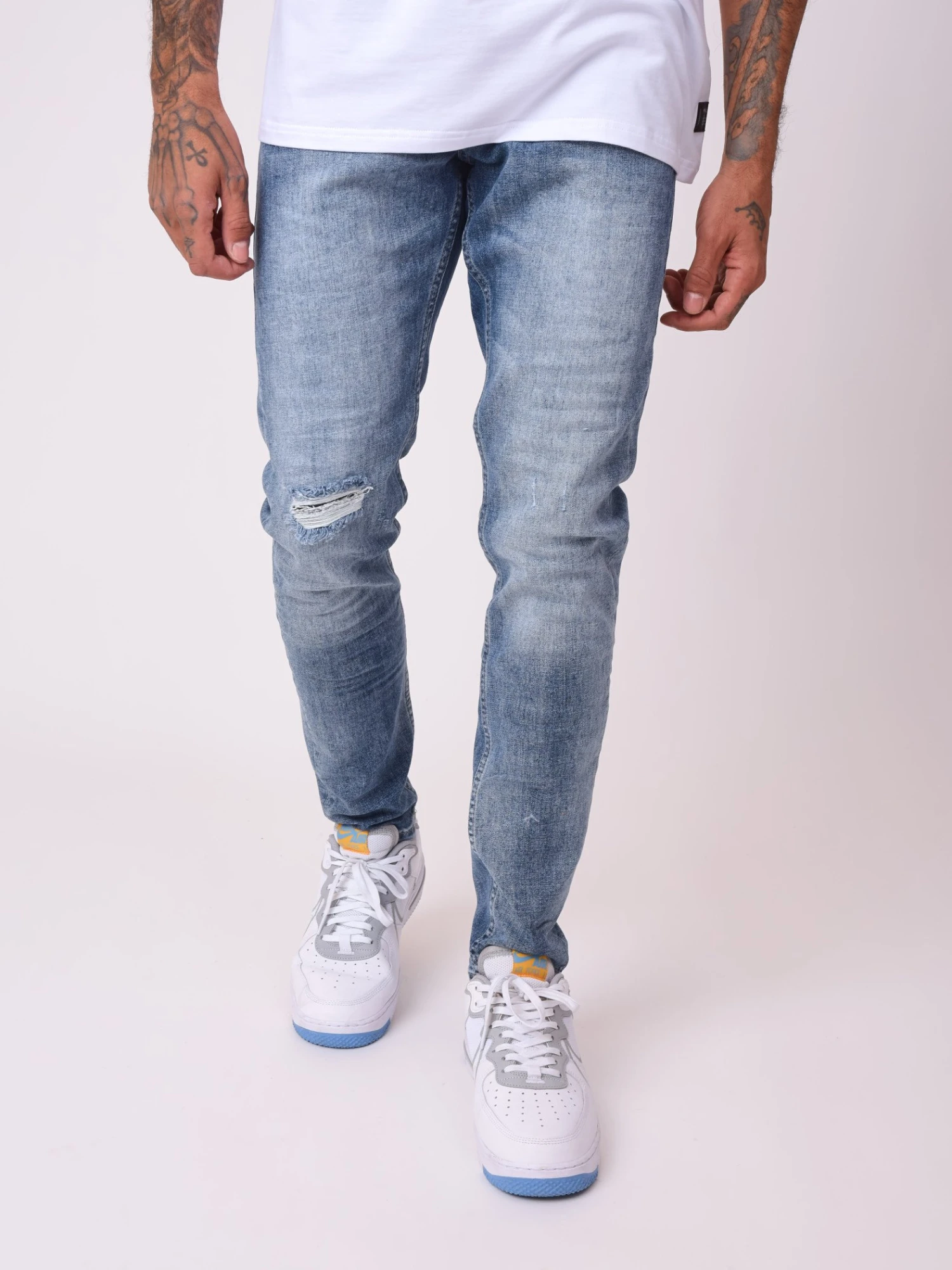 Jean Skinny Bleu Délavé Avec Trou – Image 2