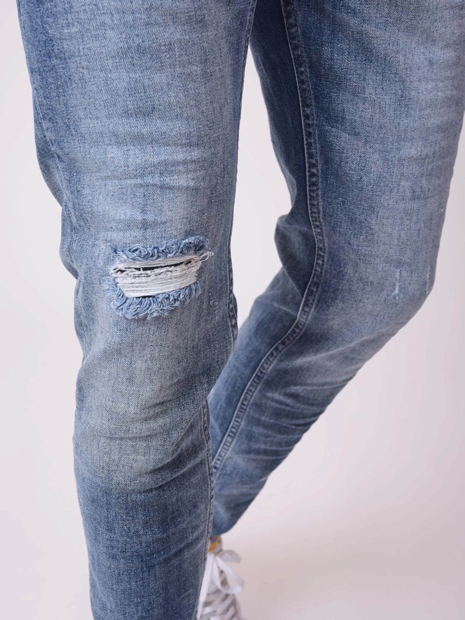 Jean Skinny Bleu Délavé Avec Trou – Image 4