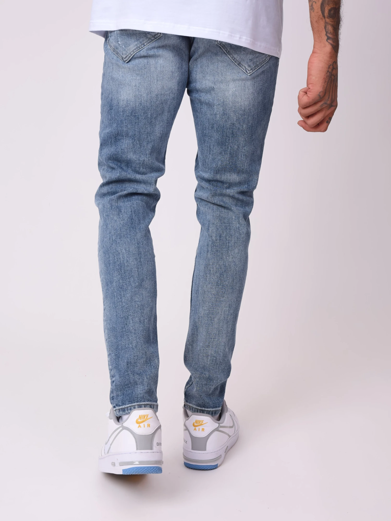 Jean Skinny Bleu Délavé Avec Trou – Image 5